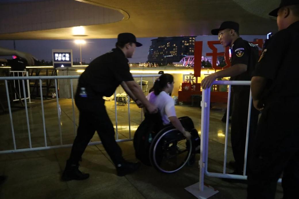 C:/Users/Administrator/Desktop/臺(tái)風(fēng)“貝碧嘉”來襲，南京保安積極應(yīng)對(duì)，“守”護(hù)萬家團(tuán)圓！/13.jpg13