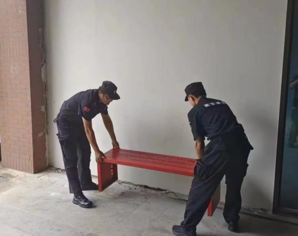 C:/Users/BA/Desktop/風(fēng)雨過(guò)后南京保安迅速行動(dòng)，恢復(fù)安“寧”面貌/6.jpg6