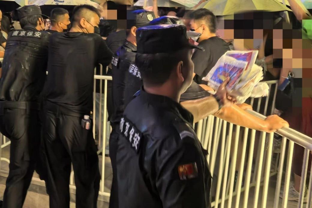 C:/Users/Administrator/Desktop/臺(tái)風(fēng)“貝碧嘉”來襲，南京保安積極應(yīng)對(duì)，“守”護(hù)萬家團(tuán)圓！/11.jpg11