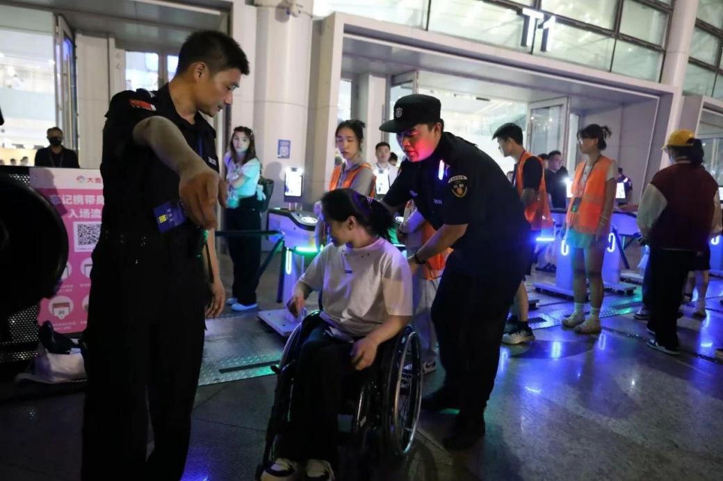 C:/Users/Administrator/Desktop/“安保鐵軍、硬核保障”2024系列報道四十二——南京市保安服務有限公司成功護航張碧晨「今兒個開心」十周年巡回演唱會南京站安保任務/5.jpg5