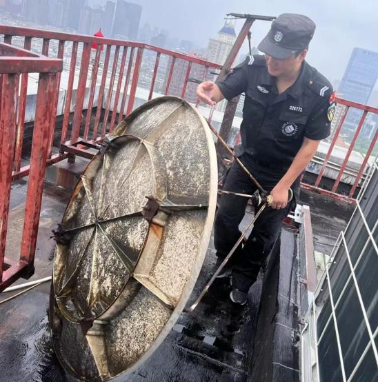 C:/Users/BA/Desktop/風(fēng)雨過(guò)后南京保安迅速行動(dòng)，恢復(fù)安“寧”面貌/11.jpg11