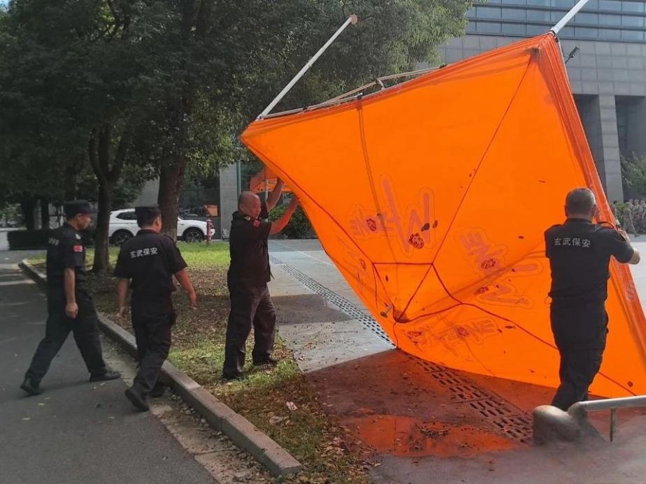 C:/Users/Administrator/Desktop/臺(tái)風(fēng)“貝碧嘉”來襲，南京保安積極應(yīng)對(duì)，“守”護(hù)萬家團(tuán)圓！/3.jpg3