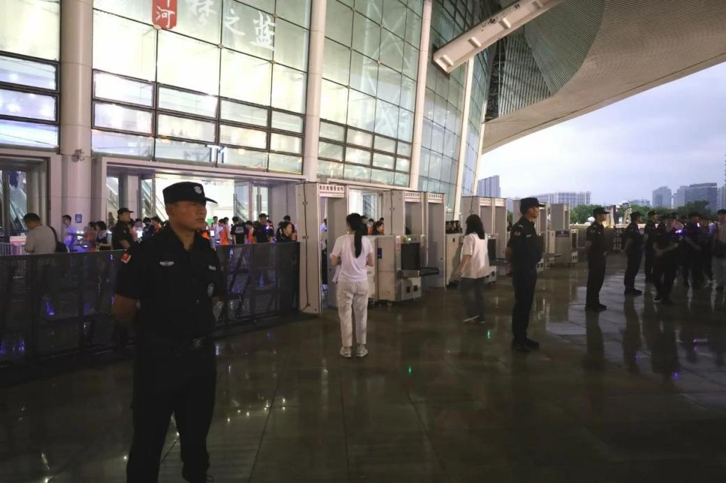 C:/Users/Administrator/Desktop/“安保鐵軍、硬核保障”2024系列報道四十二——南京市保安服務有限公司成功護航張碧晨「今兒個開心」十周年巡回演唱會南京站安保任務/3.jpg3