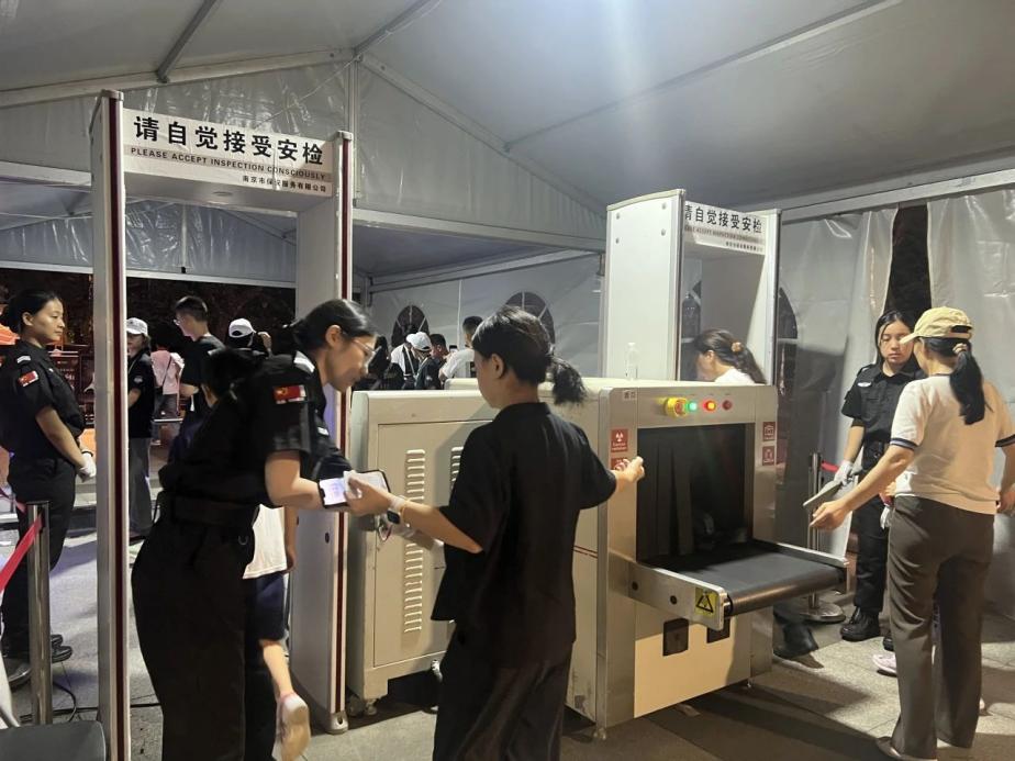 C:/Users/Administrator/Desktop/臺(tái)風(fēng)“貝碧嘉”來襲，南京保安積極應(yīng)對(duì)，“守”護(hù)萬家團(tuán)圓！/9.jpg9