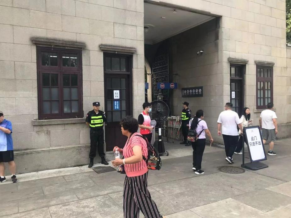 C:/Users/Administrator/Desktop/臺(tái)風(fēng)“貝碧嘉”來襲，南京保安積極應(yīng)對(duì)，“守”護(hù)萬家團(tuán)圓！/8.jpg8