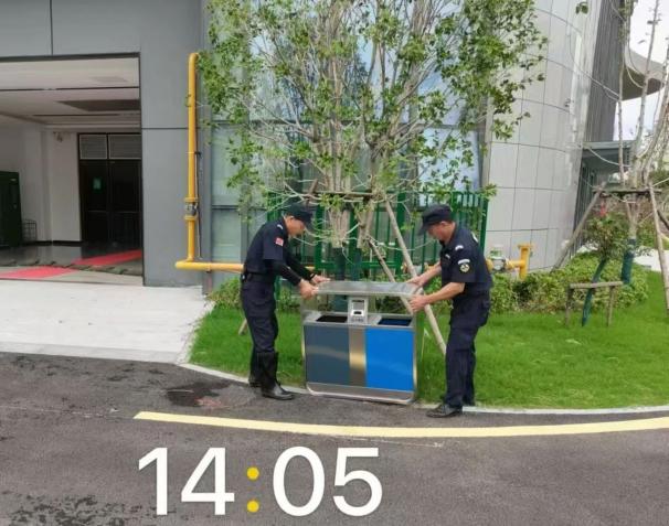 C:/Users/BA/Desktop/風(fēng)雨過(guò)后南京保安迅速行動(dòng)，恢復(fù)安“寧”面貌/4.jpg4